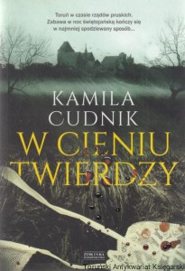 W cieniu twierdzy / Kamila Cudnik [autograf autorki]