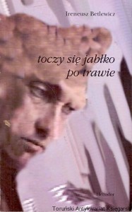 Toczy się jabłko po trawie / Ireneusz Betlewicz 