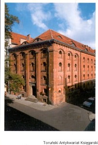 Pocztówka Toruń : Dom Eskenów na rogu ulic Łaziennej i Ciasnej Muzeum Okręgowe w Toruniu / Andrzej R. Skowroński (fot.)