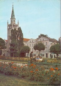 Pocztówka : Bytów : Fragment placu 8 Marca, z lewej kościół z 1848-1854 / J. Tymiński  (fot.)