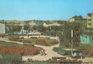 Pocztówka : Bytów : Plac 8 Marca (dawny rynek) / J. Tymiński (fot.) 