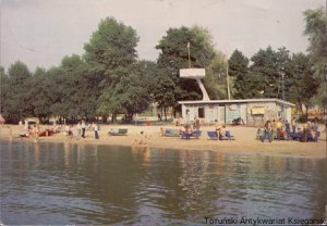 Pocztówka : Jezioro Charzykowskie (Łukomie) : Plaża nad jeziorem / J. Tymiński (fot.)