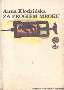  Za progiem mroku : Labirynt  / Anna Kłodzińska    