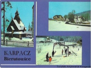 Pocztówka. Karpacz - Bierutowice. Świątynia Wang - drewniany kościółek z Norwegii w 1841 r. Ośrodek wczasów pracowniczych PKP. Górna stacja wyciągu orczykowego  / J. Tymiński  (fot.)