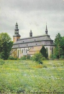Pocztówka. Kartuzy. Gotycki kościół poklasztorny Kartuzów z 1383-1403 (dach i hełmy barokowe). Na pierwszym planie jedyny zachowany erem kartuzjański  / T. Sumiński  (wg fot.)