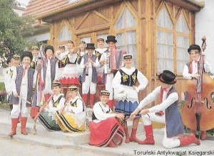 Pocztówka. Folklor kaszubski. Zespół Państwowej Szkoły Muzycznej i Państwowego Ogniska Baletowego w Pucku / N. Cierpiałkowski  (fot.)