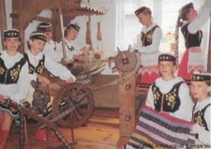 Pocztówka. Folklor kaszubski. Praca w warsztacie tkackimi i przędzenie wełny (kołowrotek)  / N. Cierpiałkowski  (fot.)
