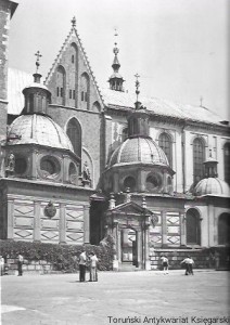 Pocztówka. Kraków. Katedra na Wawelu - od lewej kaplice: Wazów i Zygmuntowska  / L. Święcki  (fot.)