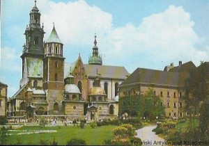 Pocztówka. Kraków. Katedra Wawelska (XI-XVIII w.). Widok od strony południowej - Wieża Wikaryjska, transept, Kaplice: Potockich, Wazów, Zygmuntowska  / S. Jabłońska  (fot.)