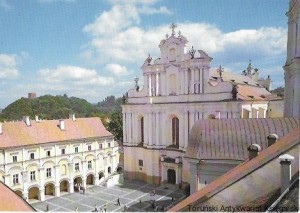 Pocztówka. Wilno. A view of the Vilnius University Courtyard and St. John’s Church / J. Polis  (fot.) 
