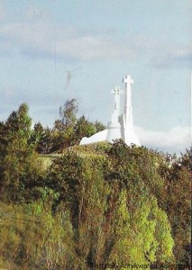Pocztówka. Wilno. Three Crosses (Re-Erected in 1989)  / J. Kliucius (fot.) 