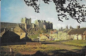Pocztówka. Bamburgh Village and Castle, Northumberland  / J. Arthur Dixon  (fot.)
