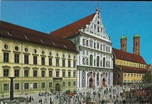Pocztówka. Munchen. Neuhauser Strasse with view of Steeples of Famous Frauenkirche /  Brak autora 