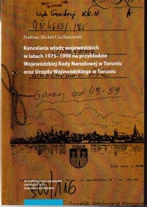 Kancelaria władz wojewódzkich w latach 1975-1990 na przykładzie Wojewódzkiej Rady Narodowej w Toruniu oraz Urzędu Wojewódzkiego w Toruniu / Hadrian Michał Ciechanowski