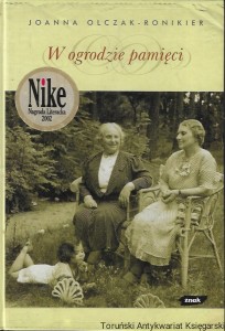 W ogrodzie pamięci  / Joanna Olczak-Ronikier  