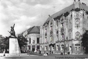 Pocztówka. Kecskemet. Cifra palace with the Monument of the Hungarian Soviet Republic  / Bakonyi Bela (fot.) 